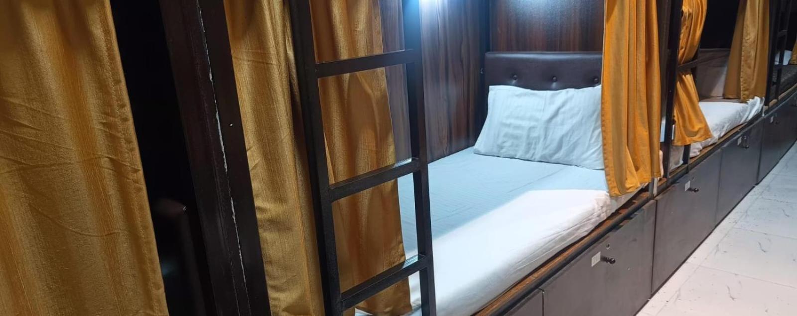 Golden View Dormitory Hotel Mumbai Bagian luar foto