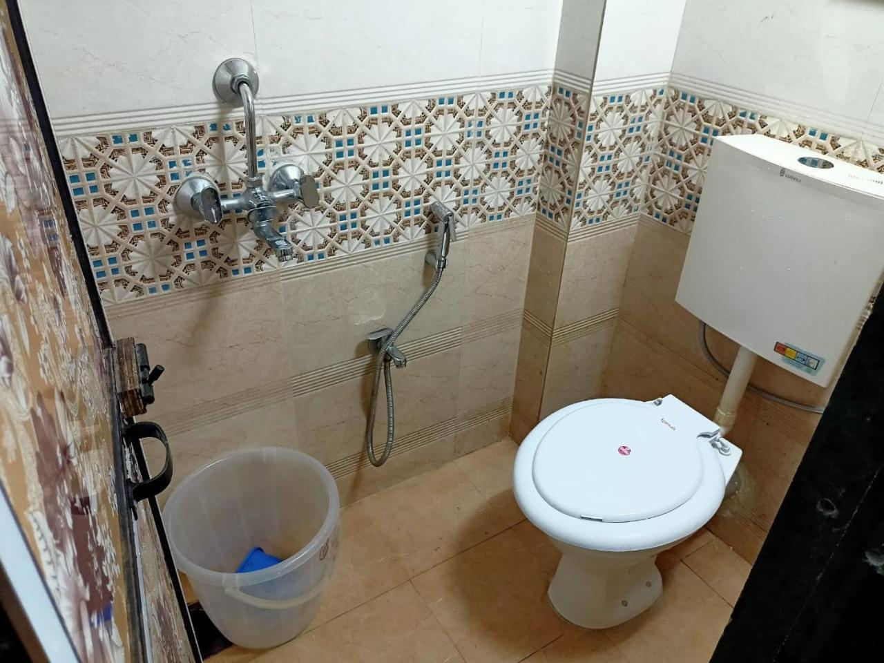 Golden View Dormitory Hotel Mumbai Bagian luar foto