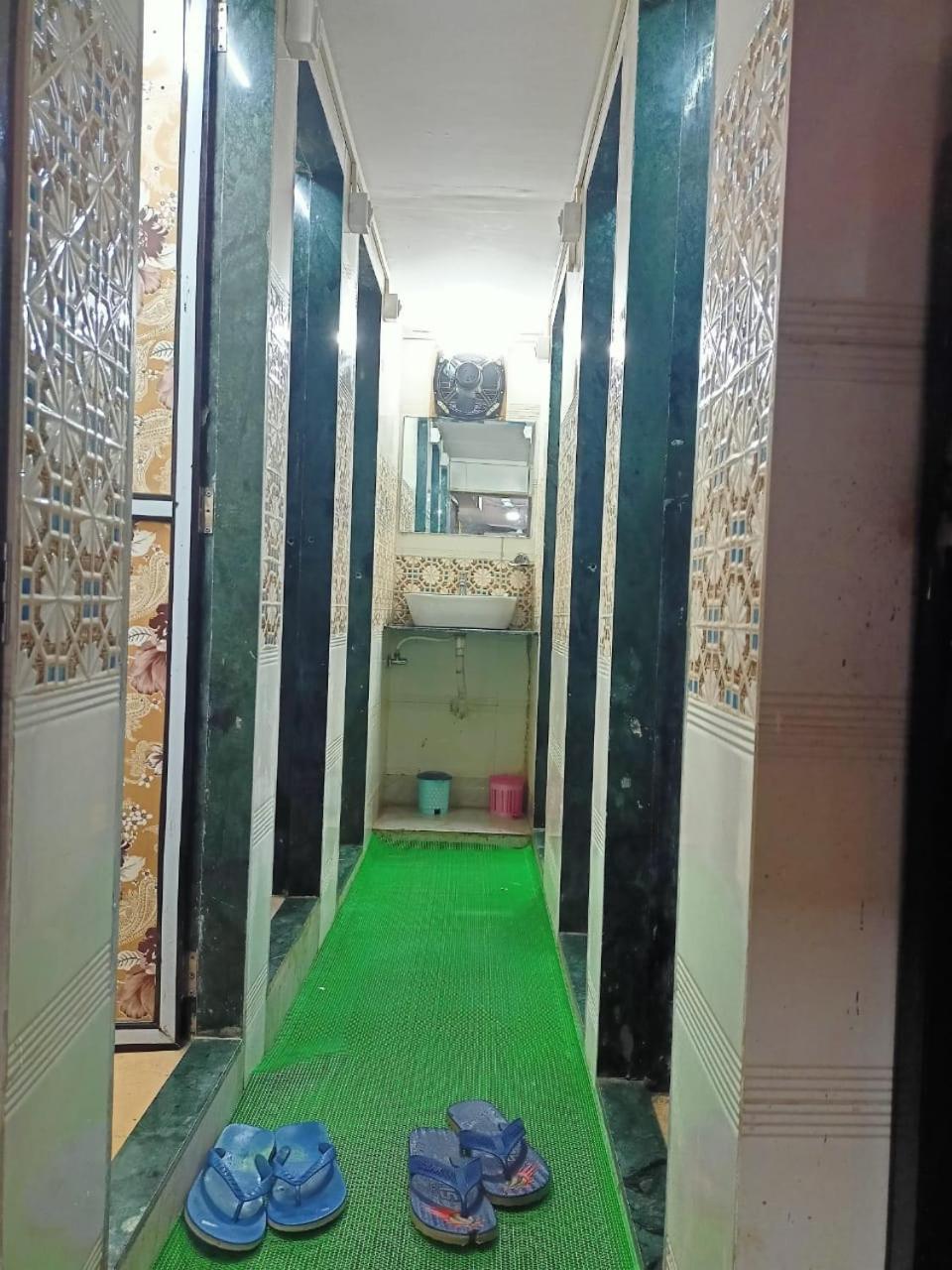 Golden View Dormitory Hotel Mumbai Bagian luar foto