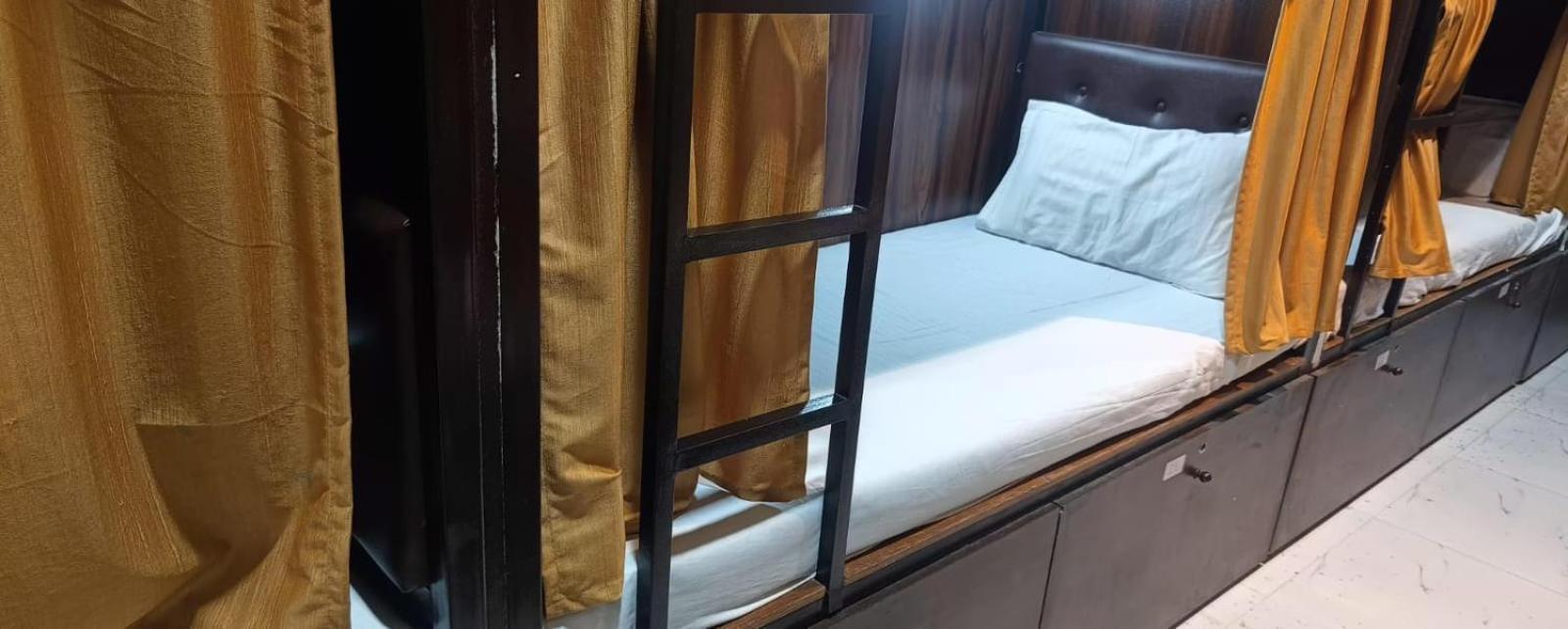 Golden View Dormitory Hotel Mumbai Bagian luar foto