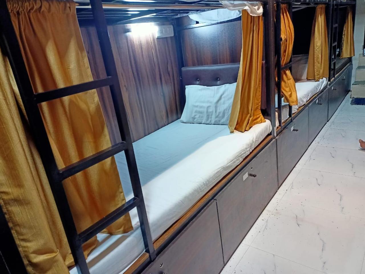 Golden View Dormitory Hotel Mumbai Bagian luar foto