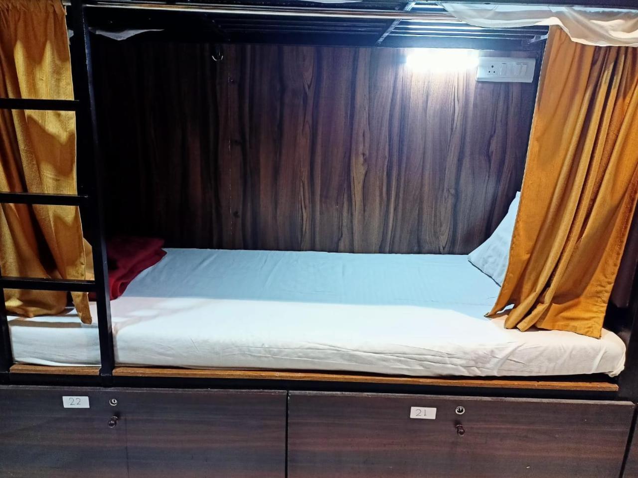 Golden View Dormitory Hotel Mumbai Bagian luar foto