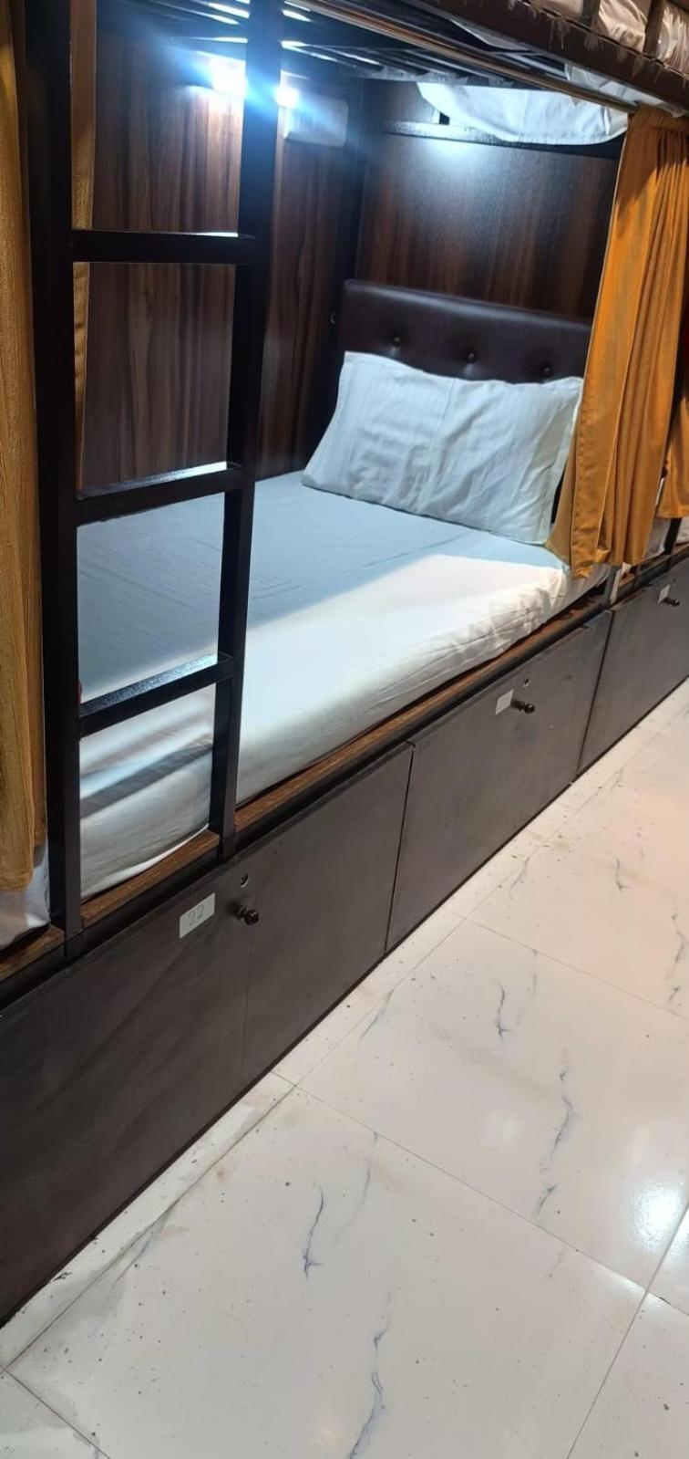 Golden View Dormitory Hotel Mumbai Bagian luar foto