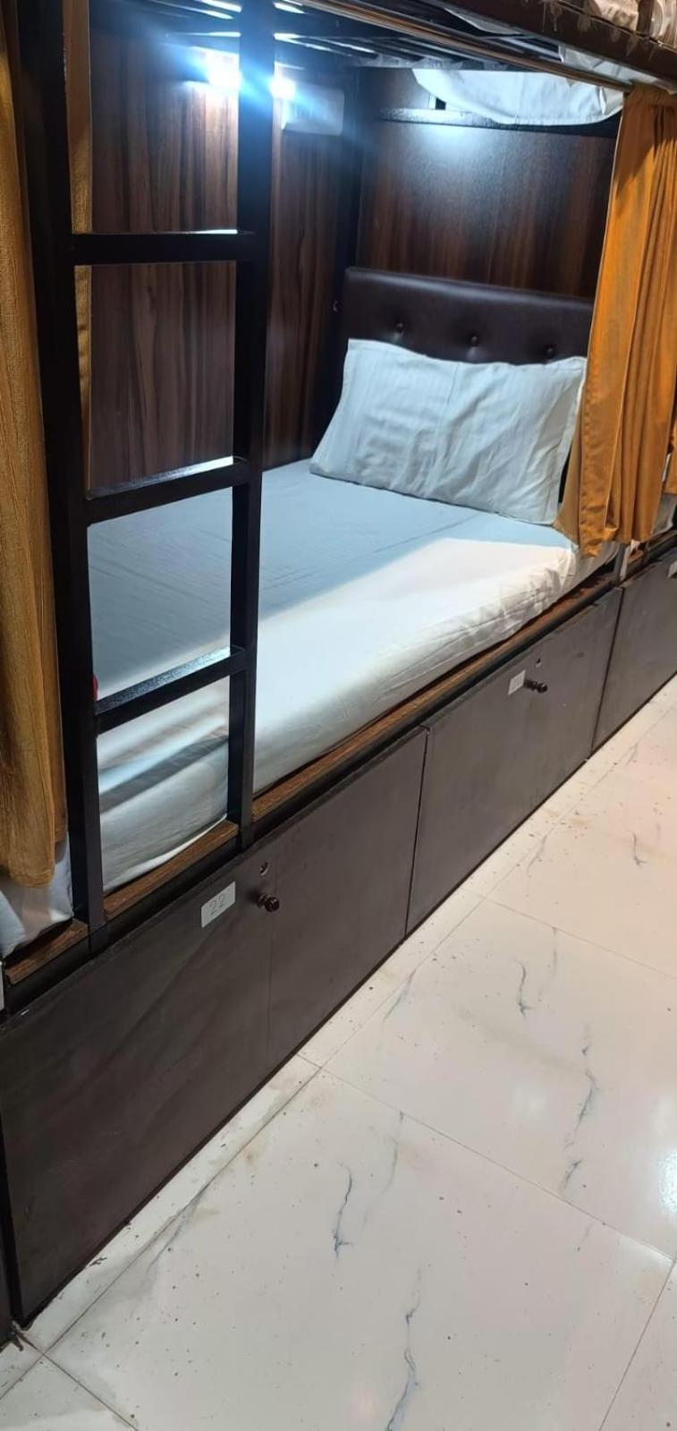 Golden View Dormitory Hotel Mumbai Bagian luar foto
